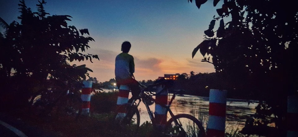 চাপল্যের শেষ যুগঃ সব শুরুর দরজায় দাঁড়িয়ে ফিরে দেখা এখনই থেমে যাওয়া জীবন